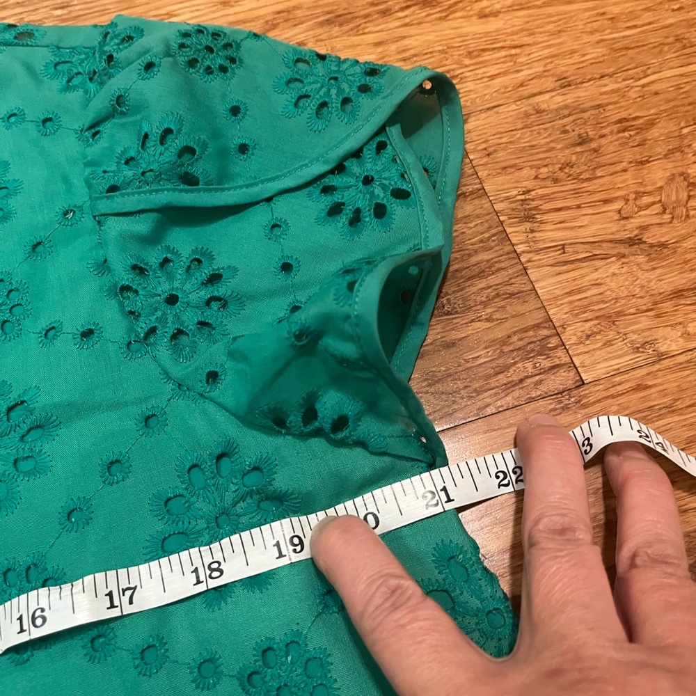 Kate Kasin Green Eyelet Lace Blouse | Short Petal Sleeves | NWOT | Size Large - Picture 13 of 16